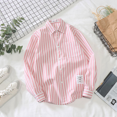 Cămașă bărbătească în dungi cu guler și nasturi clasici