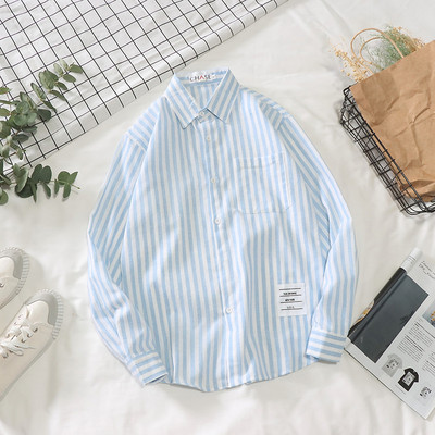 Cămașă bărbătească în dungi cu guler și nasturi clasici