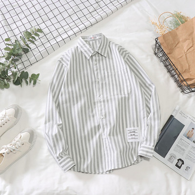 Cămașă bărbătească în dungi cu guler și nasturi clasici