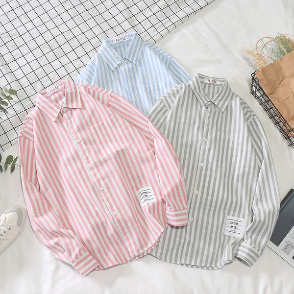 Cămașă bărbătească în dungi cu guler și nasturi clasici