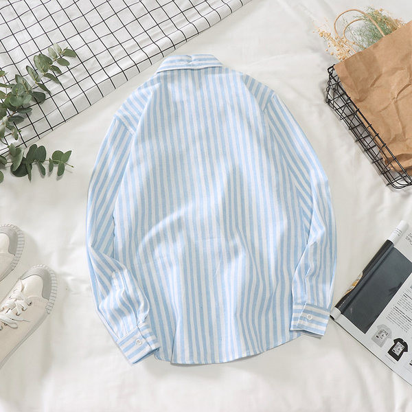 Cămașă bărbătească în dungi cu guler și nasturi clasici