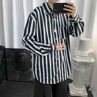 Moderns vīriešu krekls ar pogām un kabatām