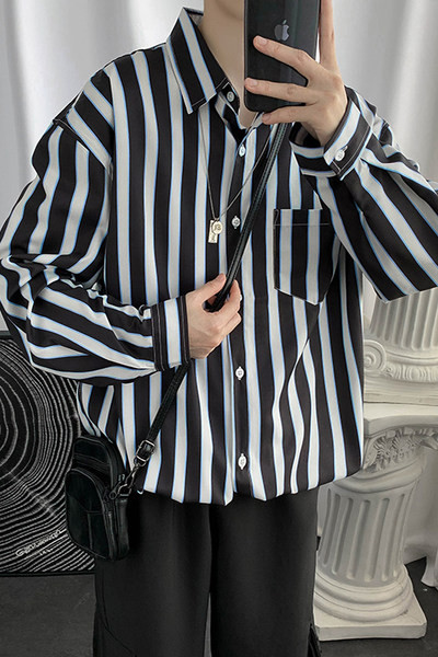 Moderns vīriešu krekls ar pogām un kabatām