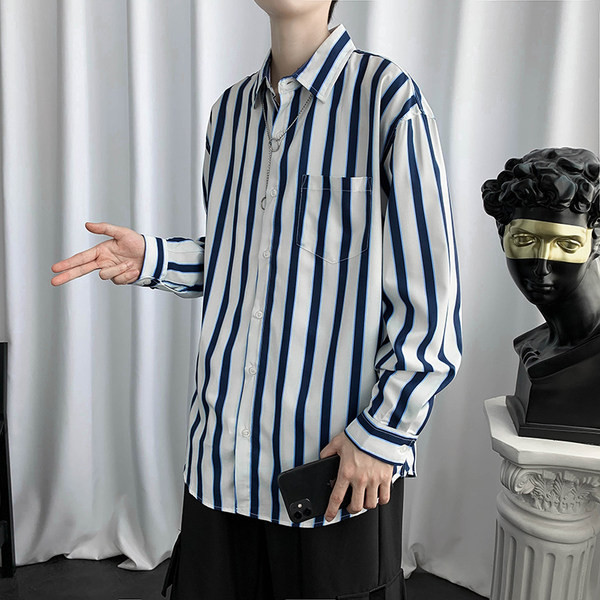 Moderns vīriešu krekls ar pogām un kabatām