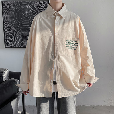 Pavasara plats krekls ar kabatu un uzrakstiem