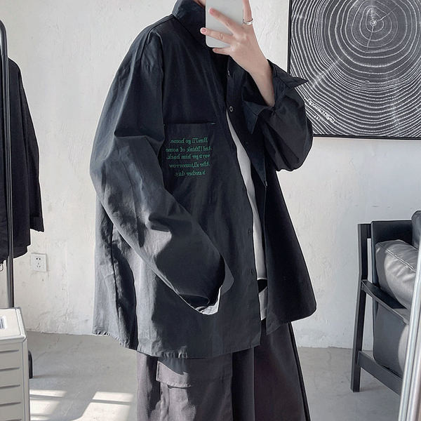 Pavasara plats krekls ar kabatu un uzrakstiem