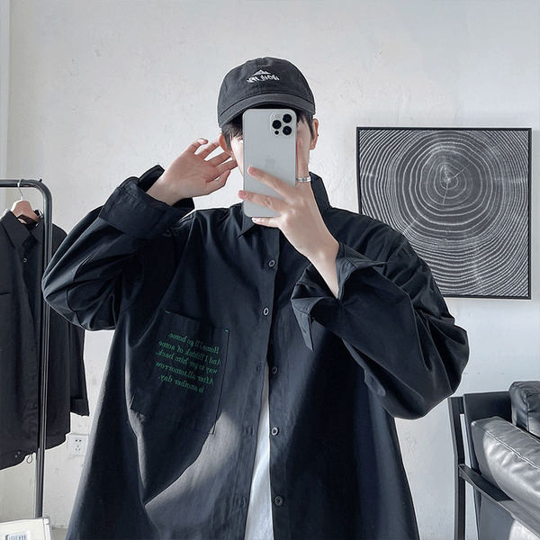 Pavasara plats krekls ar kabatu un uzrakstiem