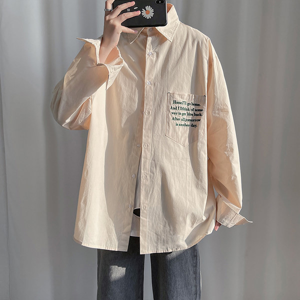 Pavasara plats krekls ar kabatu un uzrakstiem