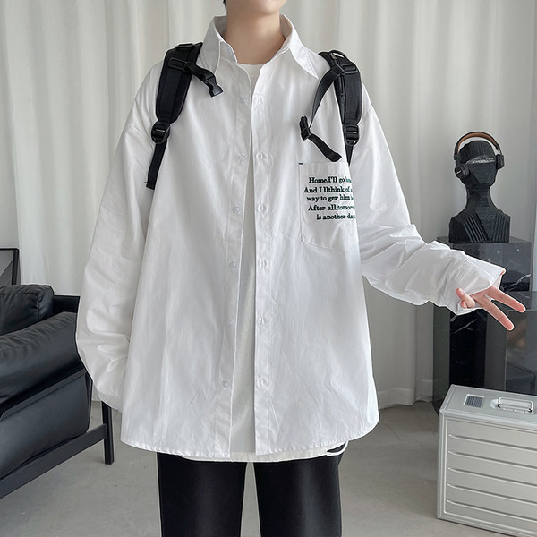 Pavasara plats krekls ar kabatu un uzrakstiem