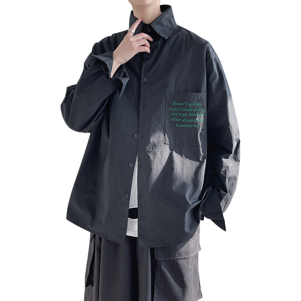 Pavasara plats krekls ar kabatu un uzrakstiem