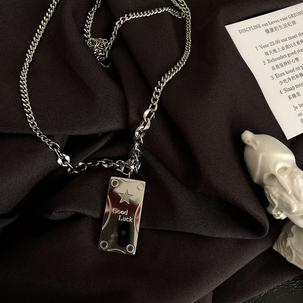 Lanț lung pentru bărbați elegant, cu pandantiv și inscripția Good Luck