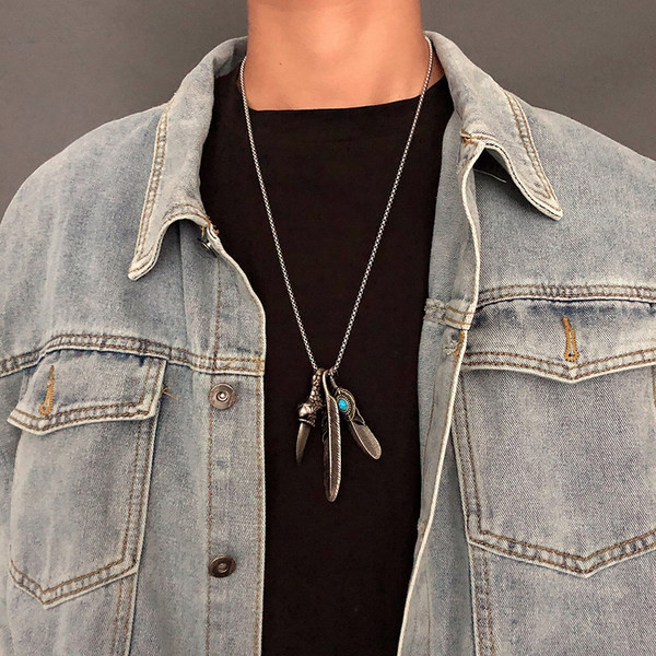 Aktuālā vīriešu ķēdīte ar spalvu piekariņiem