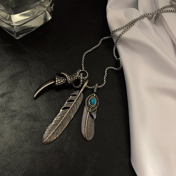 Aktuālā vīriešu ķēdīte ar spalvu piekariņiem