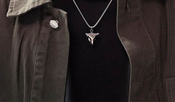 Lanț metalic lung de actualitate pentru bărbați cu pandantiv