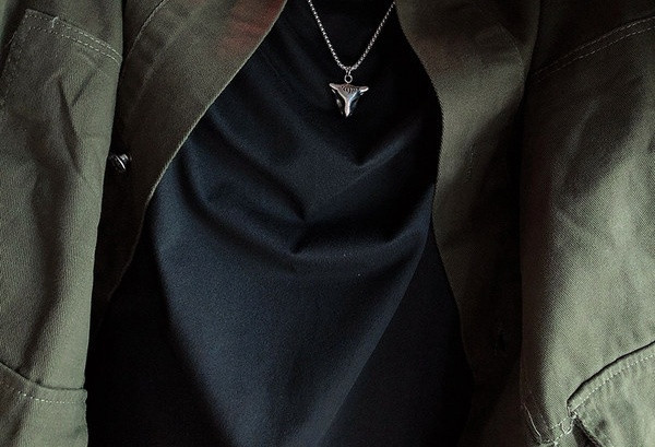 Lanț metalic lung de actualitate pentru bărbați cu pandantiv