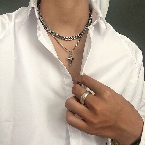 Κομψή ανδρική κοντή αλυσίδα με σταυρό μενταγιόν