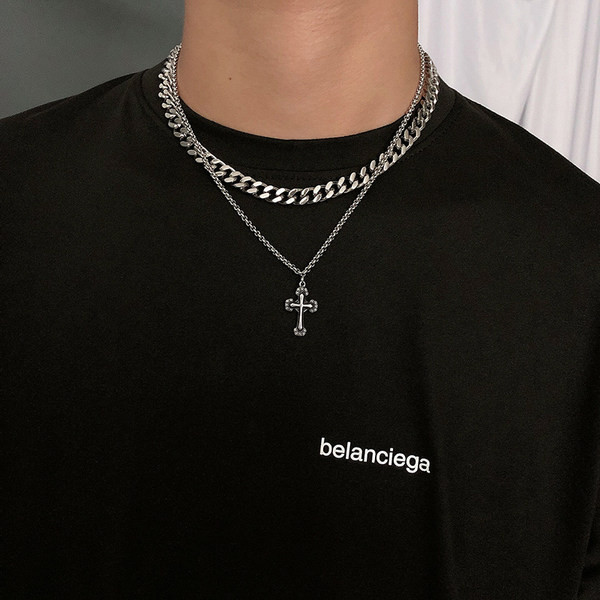 Κομψή ανδρική κοντή αλυσίδα με σταυρό μενταγιόν