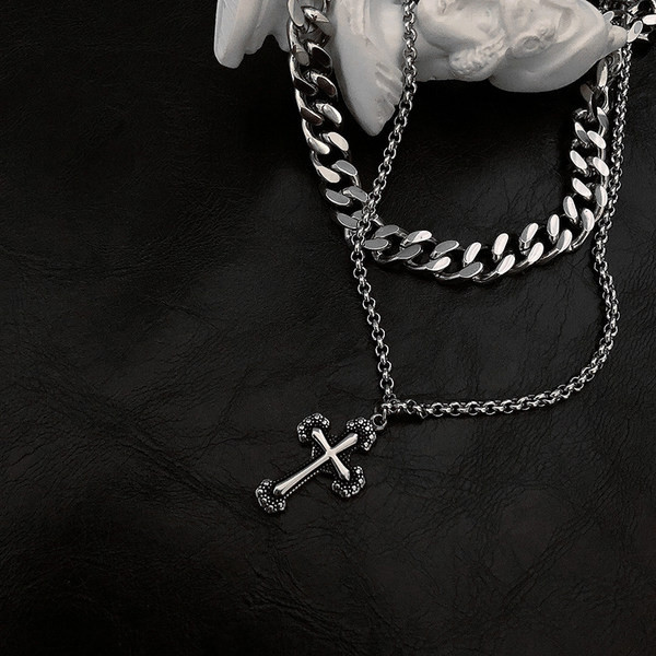 Κομψή ανδρική κοντή αλυσίδα με σταυρό μενταγιόν