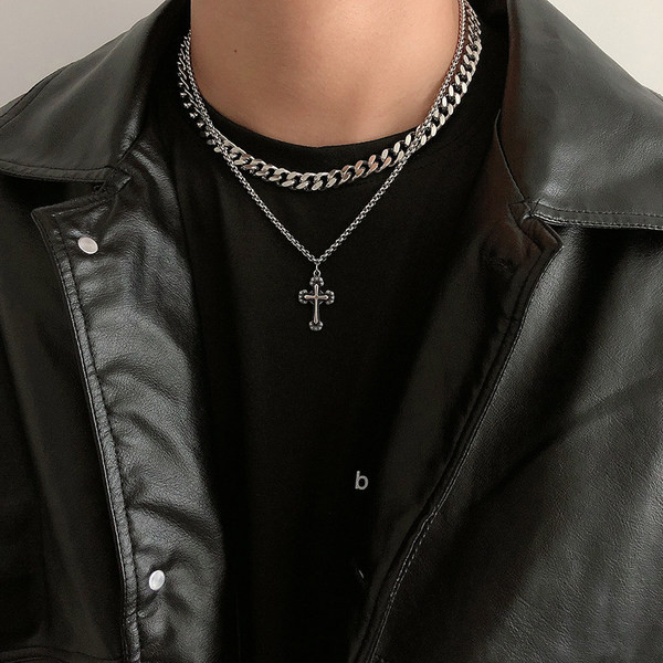 Κομψή ανδρική κοντή αλυσίδα με σταυρό μενταγιόν
