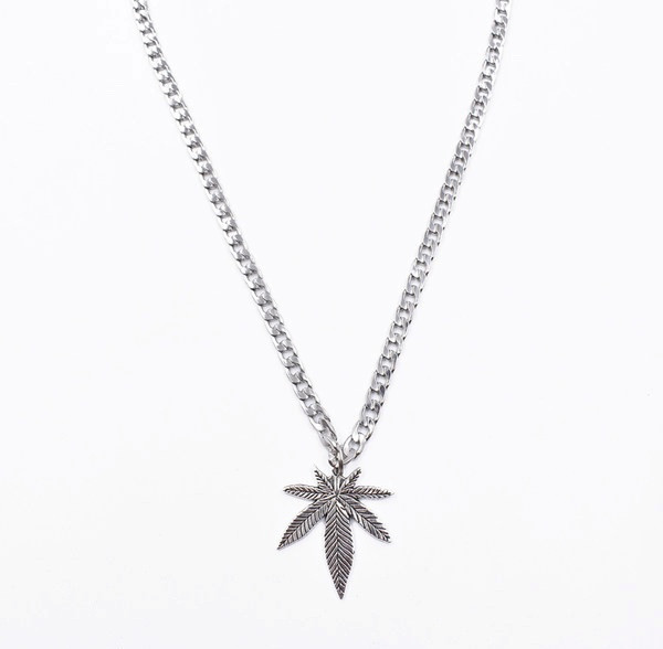 Κομψό ανδρικό μακρύ μοντέλο με μενταγιόν