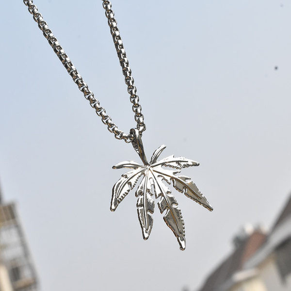 Lanț lung și modern pentru bărbați cu pandantiv