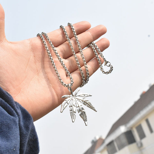 Lanț lung și modern pentru bărbați cu pandantiv