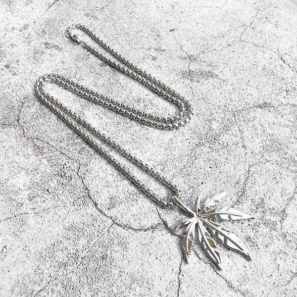 Lanț lung și modern pentru bărbați cu pandantiv