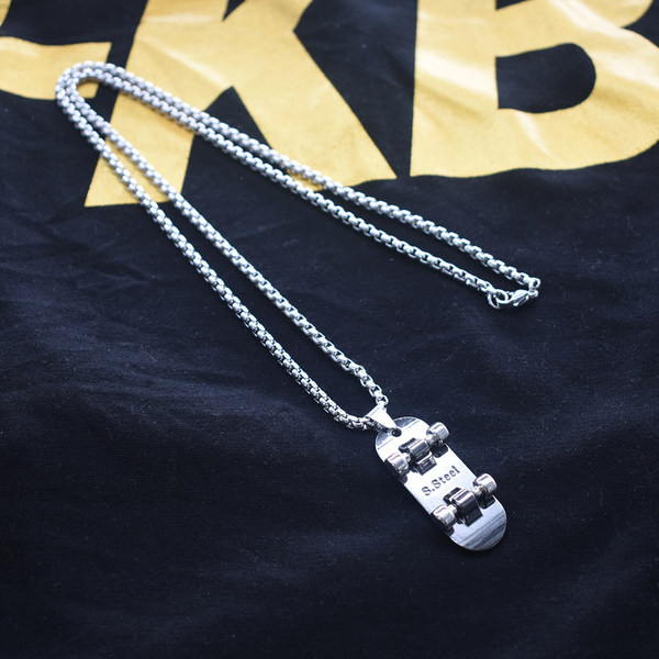 Model lung de lant barbatesc modern cu pandantiv