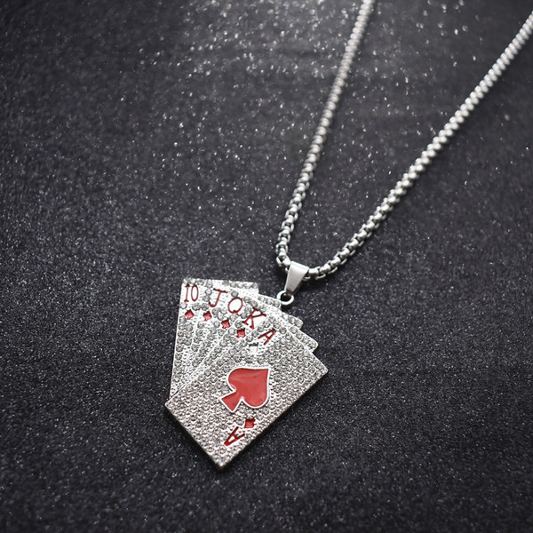 Pašreizējā vīriešu garā ķēde ar piekarināmām spēļu kārtīm