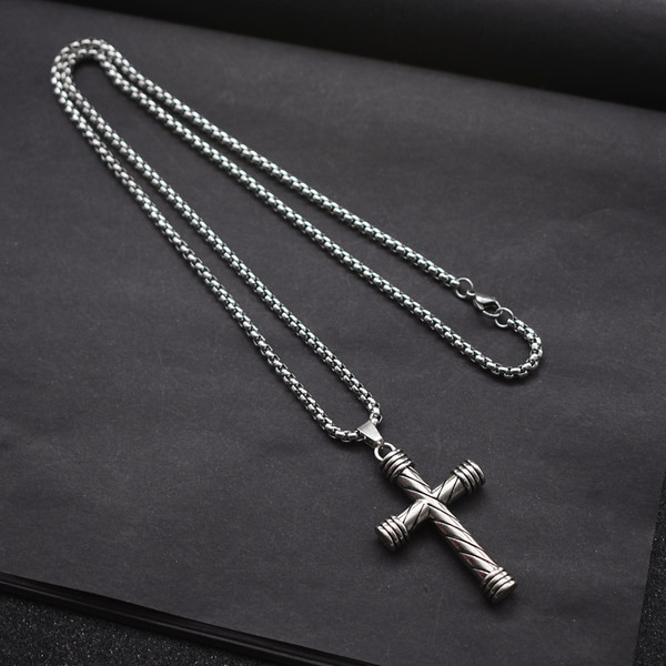 Šiuolaikinė vyriška ilga grandinėlė su kryželiu