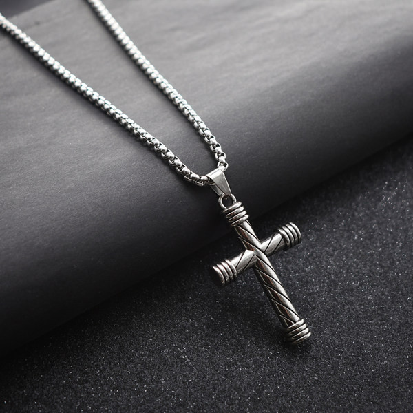 Šiuolaikinė vyriška ilga grandinėlė su kryželiu