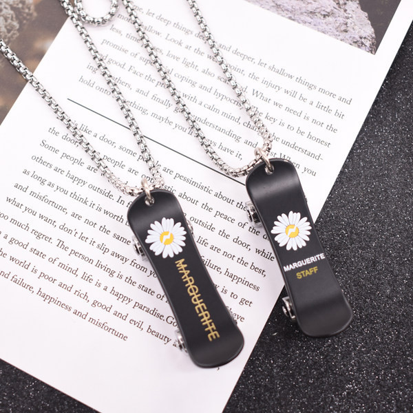 Vīriešu gara ķēde ar skeitborda piekariņu un ziedu