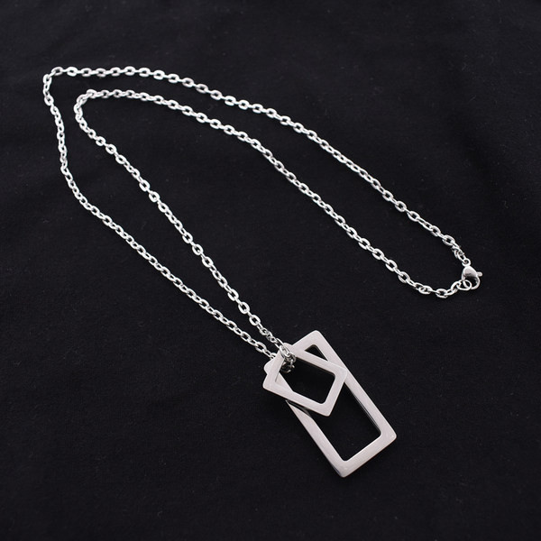 Vīriešu aktuāls ķēdes modelis ar piekariņiem