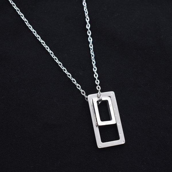 Vīriešu aktuāls ķēdes modelis ar piekariņiem