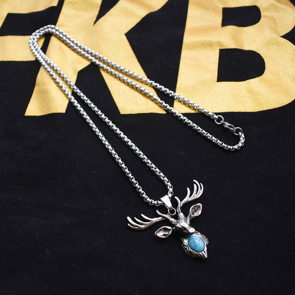 Stilīga vīriešu kaklarota ar brieža kulonu