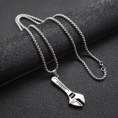 Moderna vīriešu garā ķēde ar kulonu trīs modeļiem