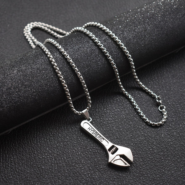 Moderna vīriešu garā ķēde ar kulonu trīs modeļiem