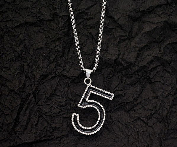 Vīriešu aktuāla gara ķēdīte ar figūras kulonu