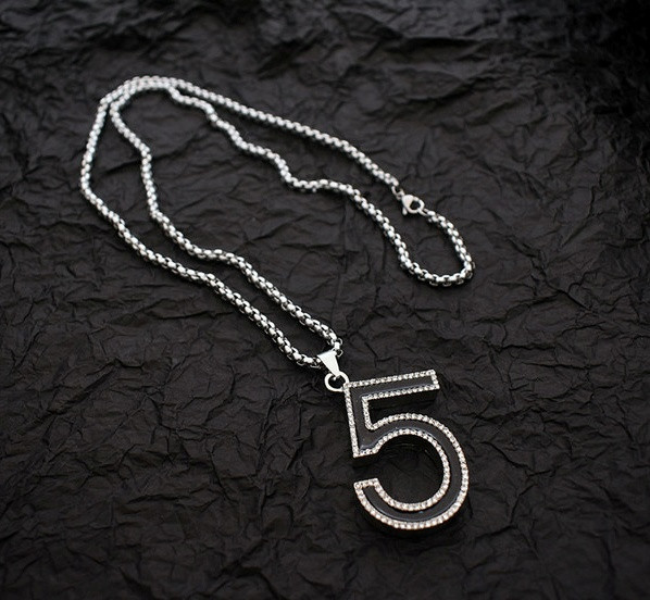 Vīriešu aktuāla gara ķēdīte ar figūras kulonu