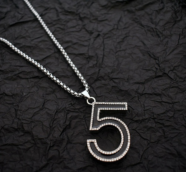 Vīriešu aktuāla gara ķēdīte ar figūras kulonu