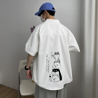 Vyriškų marškinių platus modelis su 3/4 rankovėmis ir aplikacijomis nugaroje