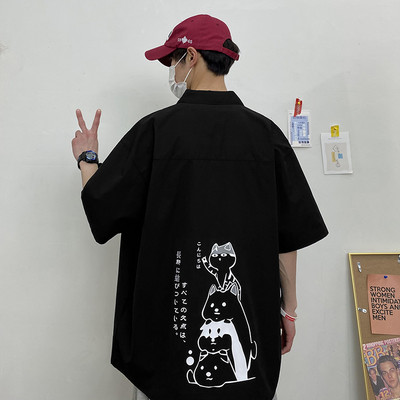 Vyriškų marškinių platus modelis su 3/4 rankovėmis ir aplikacijomis nugaroje