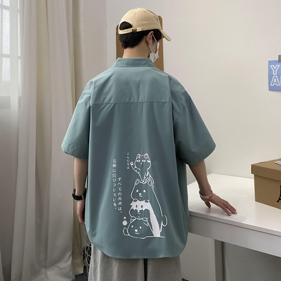 Vyriškų marškinių platus modelis su 3/4 rankovėmis ir aplikacijomis nugaroje