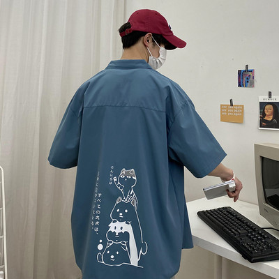 Vyriškų marškinių platus modelis su 3/4 rankovėmis ir aplikacijomis nugaroje