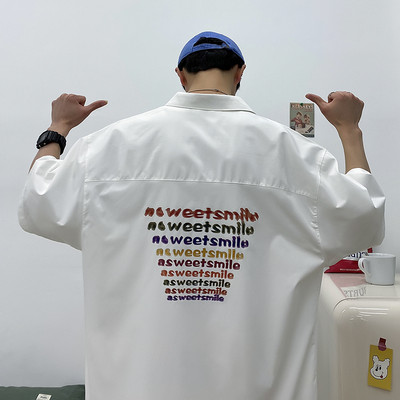 Vyriškų marškinių platus modelis su 3/4 rankovėmis ir aplikacijomis nugaroje