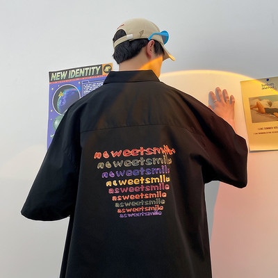 Vyriškų marškinių platus modelis su 3/4 rankovėmis ir aplikacijomis nugaroje