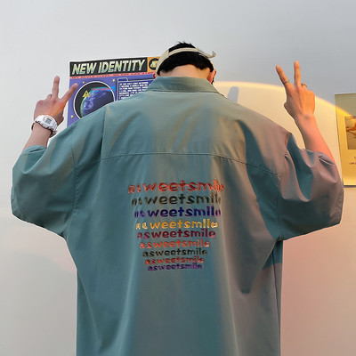 Vyriškų marškinių platus modelis su 3/4 rankovėmis ir aplikacijomis nugaroje