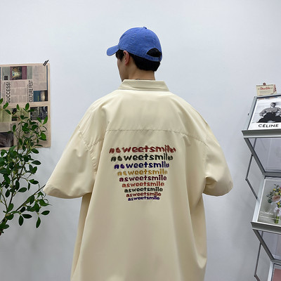 Vyriškų marškinių platus modelis su 3/4 rankovėmis ir aplikacijomis nugaroje