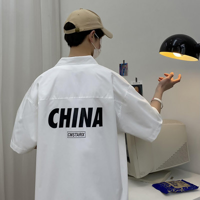 Vyriškų marškinių platus modelis su 3/4 rankovėmis ir aplikacijomis nugaroje