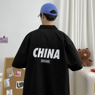 Vyriškų marškinių platus modelis su 3/4 rankovėmis ir aplikacijomis nugaroje